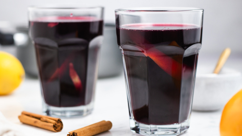 Vino Especiado Caliente: La Receta Clásica y Sus Orígenes Milenarios para Disfrutar Todo el Año