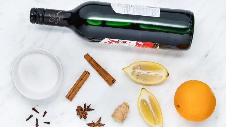 Vino Especiado Caliente: La Receta Clásica y Sus Orígenes Milenarios para Disfrutar Todo el Año