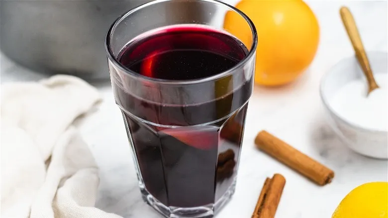 Vino Especiado Caliente: La Receta Clásica y Sus Orígenes Milenarios para Disfrutar Todo el Año